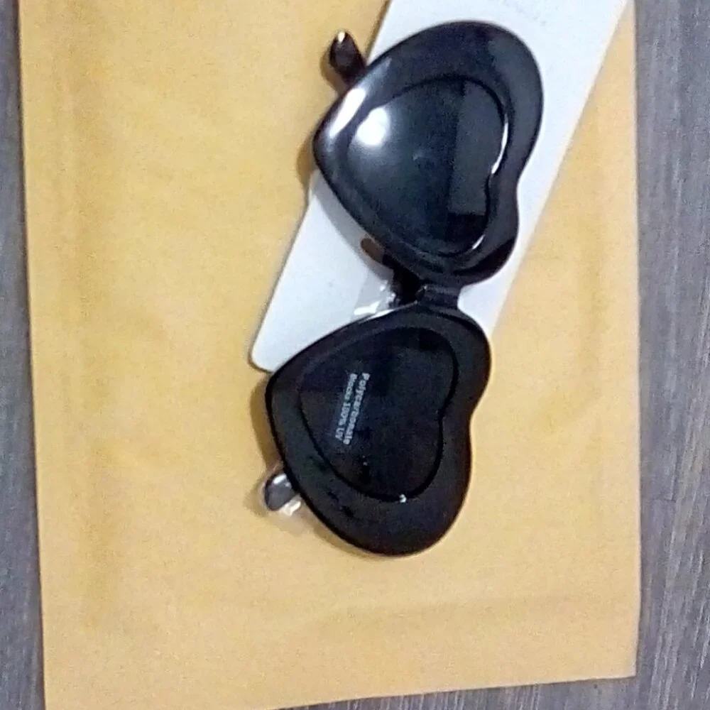 Black heart shape sunglasses - Picture 3 of 3